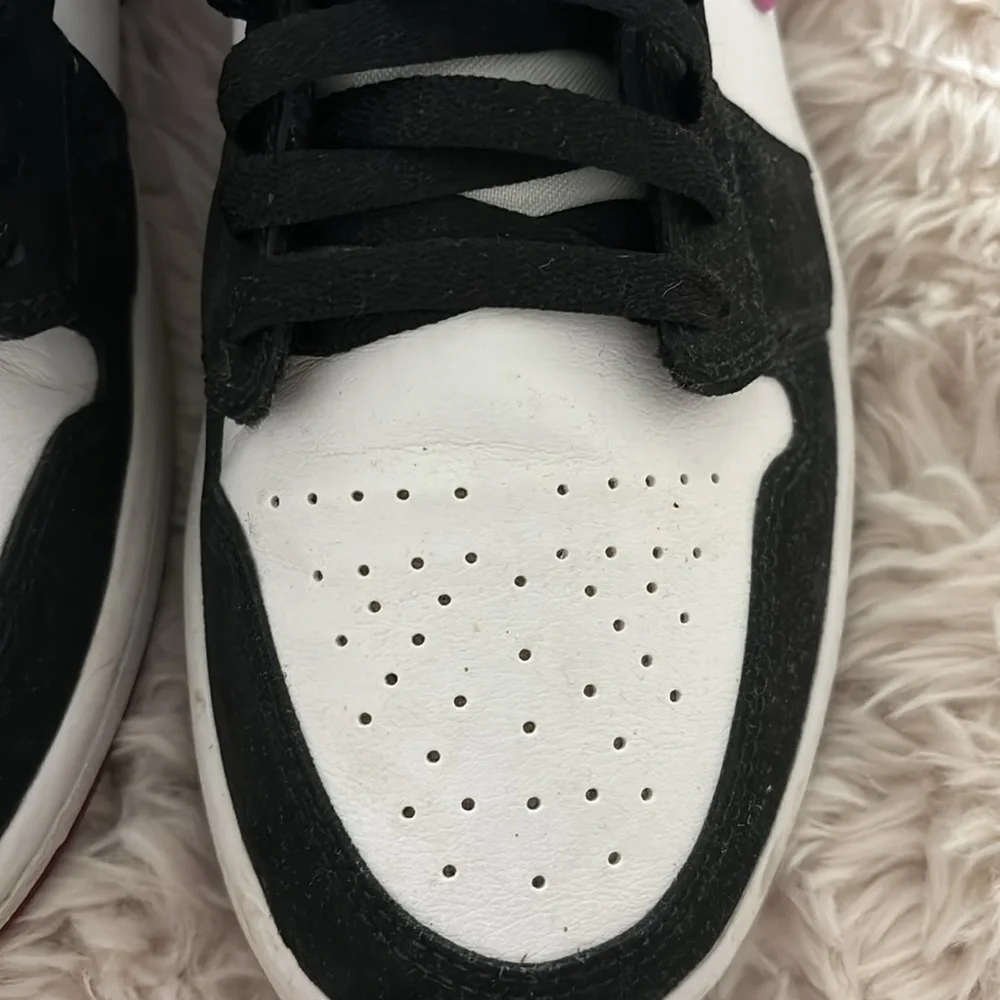 Women’s Air Jordan 1 Purple High-tops - Picture 3 of 5